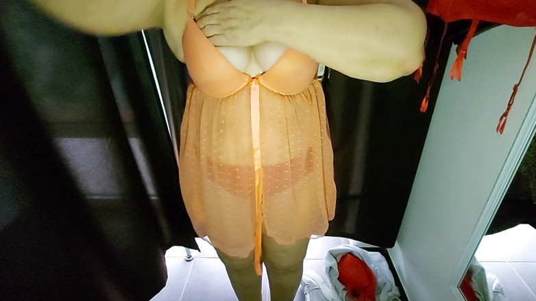 Sexi Ledy: Sexy lady trying on lingerie in fitting room