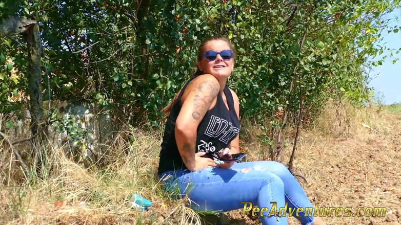 Pee Adventures: Molhe seus jeans no calor ao ar livre