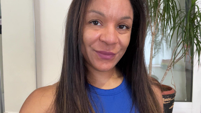 Miss Fluo: 乳房下垂的 joi 控制指令直到高潮在熟女嘴里