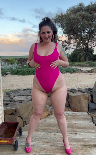 Princess Poppy: Retro hatun bilardo masasında büyük fışkırtma büyük saç, pembe g-string...