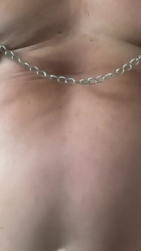 Spiel mit meinen gepumpten nippeln