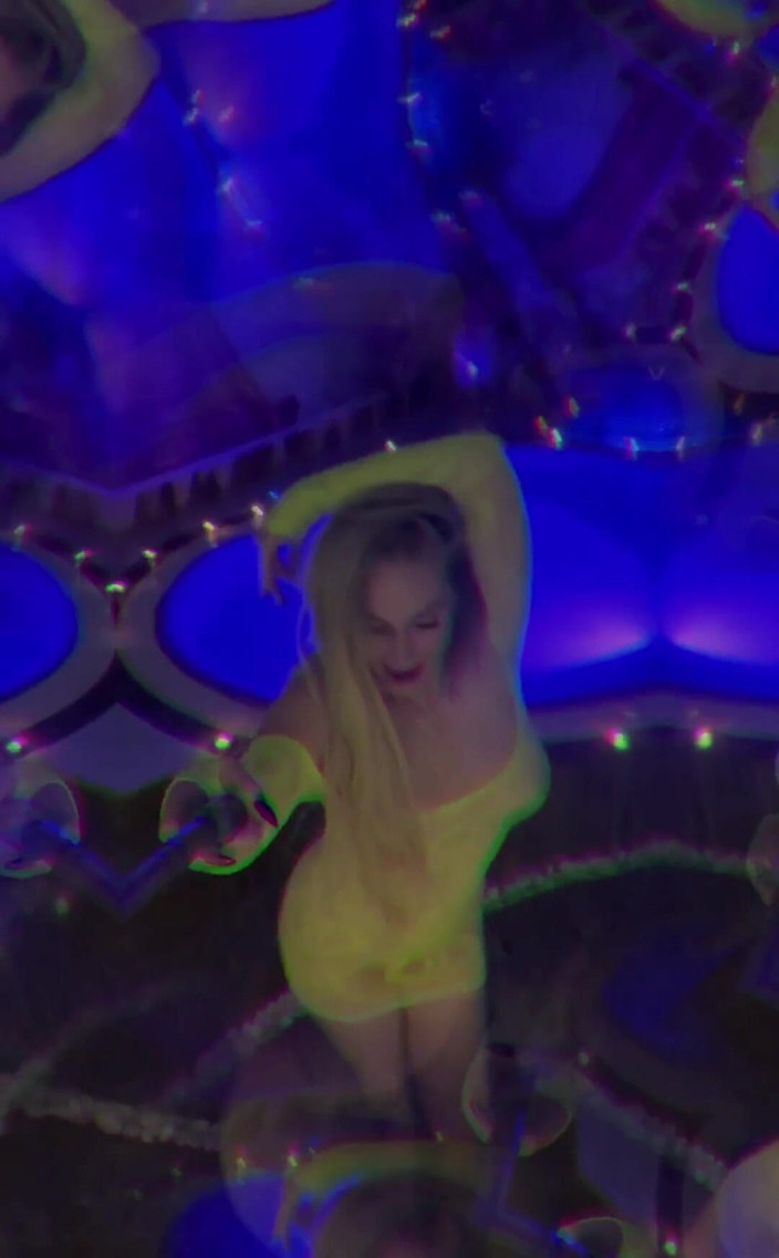 Goddess Misha Goldy: अपने घुटनों पर जाओ और तिहरा अंक बांटना। वह एक आदेश है। वेतन और पालन करें।