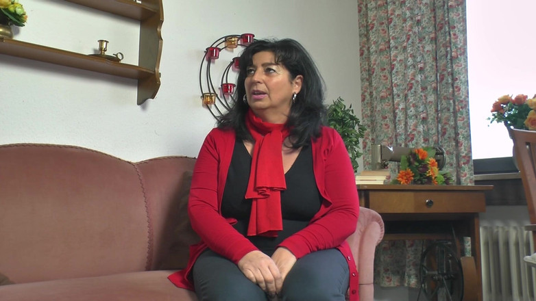 Deutsche Madchen: Nenek Jerman bertetek besar bergambar dalam aksi solo