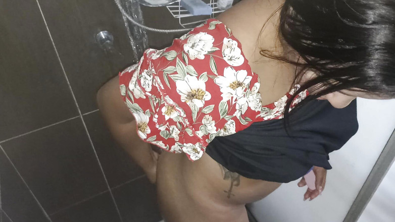 Pikaa6: Žíznivá dáma svedla chlapa. Ten muž s velkým čůrákem si vrtá...