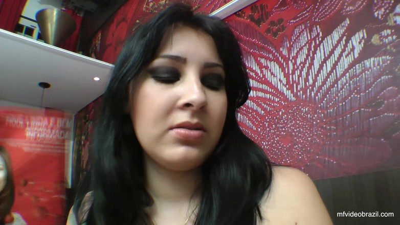 FetishKing: Fată uriașă pe canapea, dominatoare feminină, stând dur