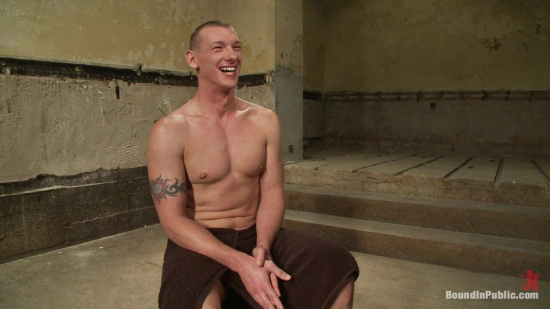 Bound in public: 摔跤手在公共卫生间里因输掉比赛而被饥渴的人群轮奸。