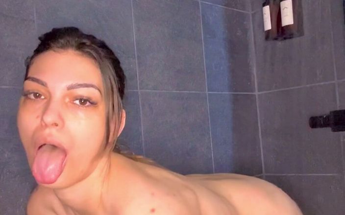 Nebby: Mi fotto la doccia con un dildo e la gola...