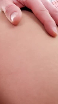 Asijská teenagerka s obrovskými přírodními kozami dostane nataženou chlupatou kundičku