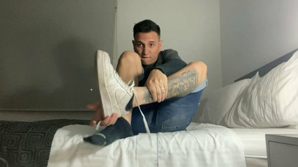 Tomas Styl: Nue dans un hôtel à Medellin