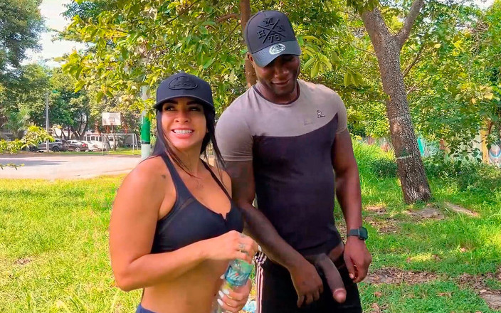 XanderBlackx: Trenér ukazuje své velké černé péro v parku prsaté Silvaně Lee -...