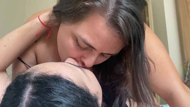 zoemelissa: La mia sorellastra si infila la lingua in profondità nella...