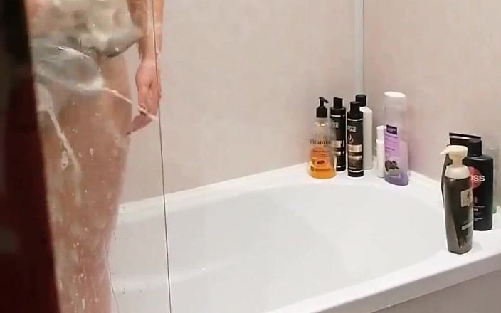 Emma_Alex: Mergokin emma lagi asik masturbasi di kamar mandi