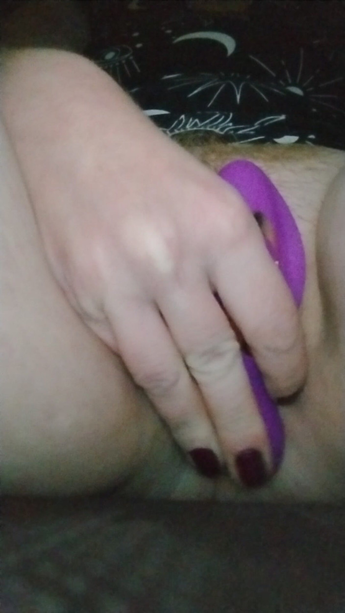 Scarlett Fires: Scarlett fires lascia sborrare la sua figa bagnata nel parcheggio