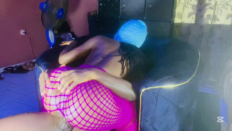 Skimask: 柔らかいお尻の女の子はセックスされるのが好き