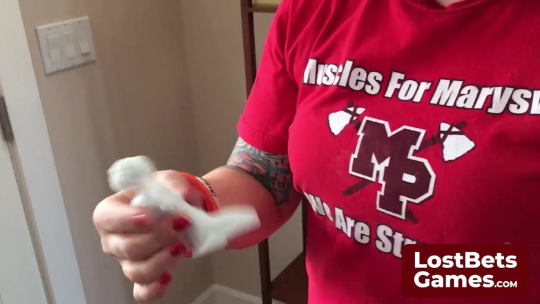 Lost Bets Games: Sie stand an ihrem geburtstag nervös vor dem tattoosalon