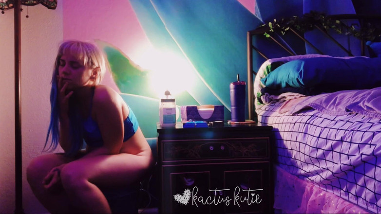 kactus kutie: Acordando para fazer xixi em minha lata de lixo