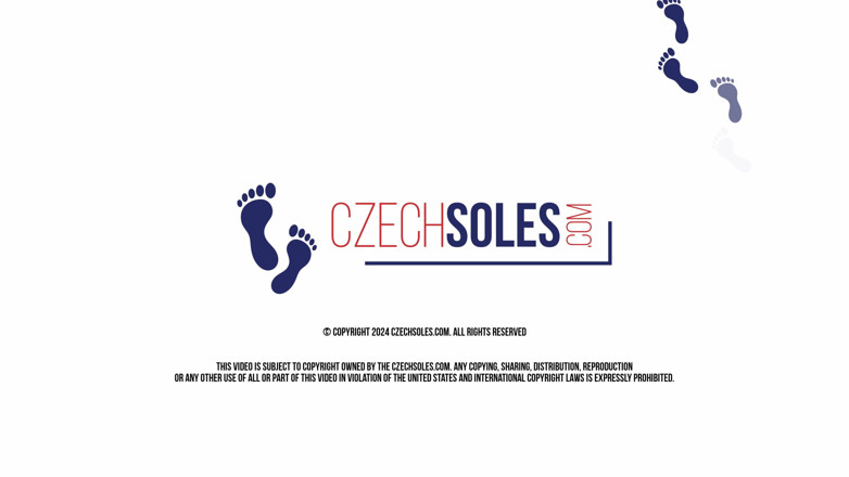 Czech Soles - foot fetish content: かわいいティーンのビーチサンダル裸足プレイ