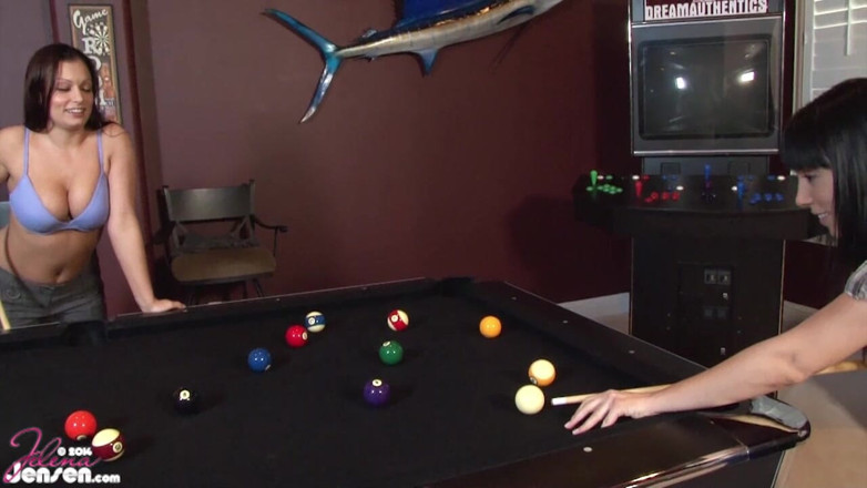 Jelena Jensen: Giochiamo a strip pool! Jelena Jensen e Aria Giovanni!