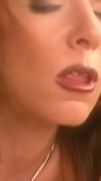 Geile brunette milf wordt hard gevingerd en geneukt