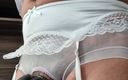 My panties: Doamnă sexy în chiloți fără pubis și mănuși din satin