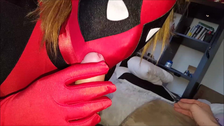 Nylon Xtreme: Zentai Deadpool girl costume blowjob