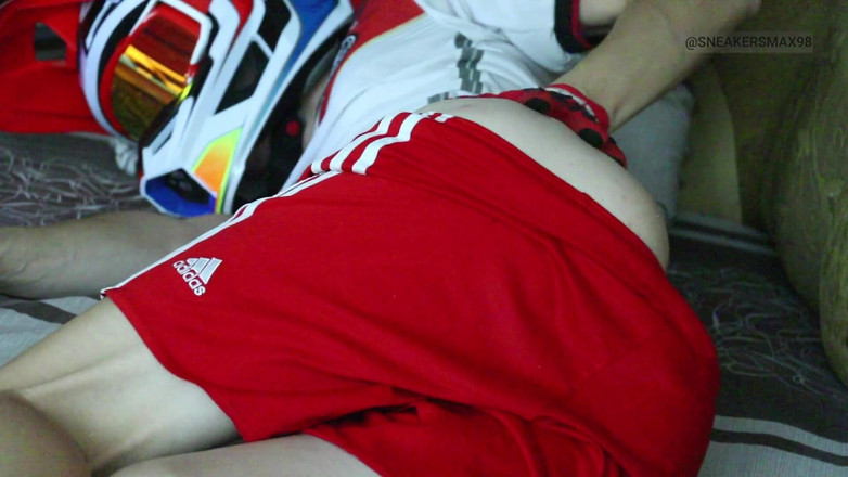 Sneakersmax98: イケメンの男は、Mxhelmetとスニーカーで朝に急いでオフ