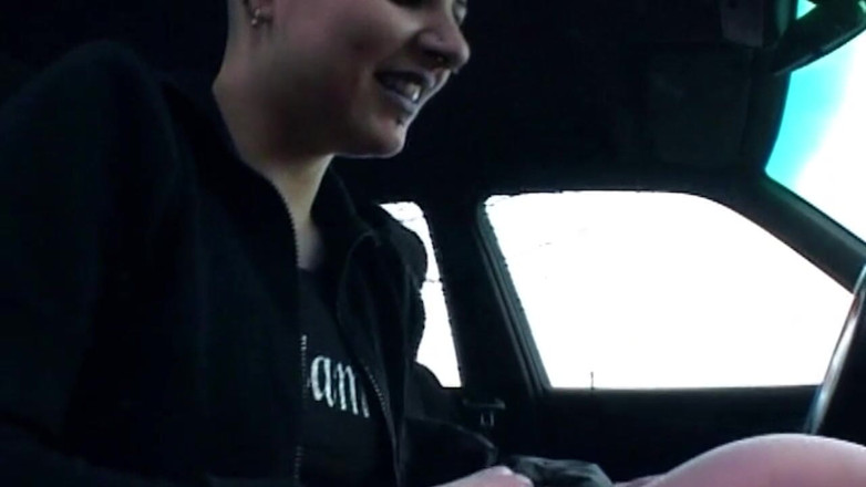 German bitch hunter: Geschoren hoofd babe spreidt doorboord poesje druipende room