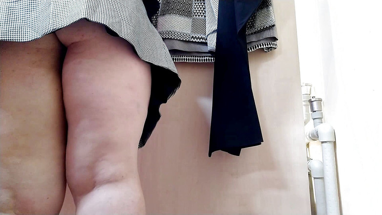 Elena: 세상! 쇼핑몰의 피팅룸에서 치마를 입은 러시아 계모