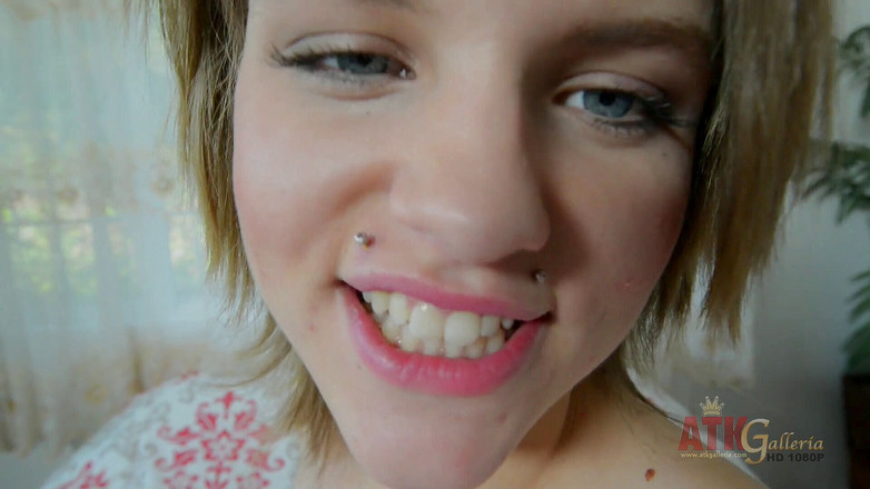 ATKIngdom: Awek jahat Scarlett Fever seronok bergambar dan mengusik kamera dengan...