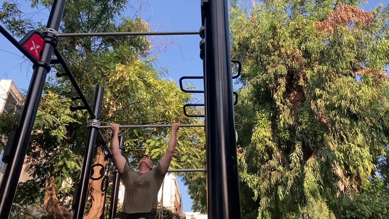 Alex Igogo: Je vais me pomper et aller me branler.