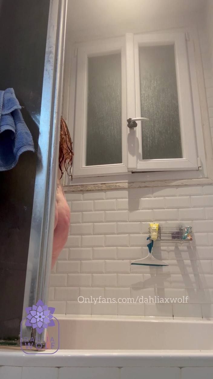 Dahlia Wolf: Pancuran solo seksi di kamar mandi di paris