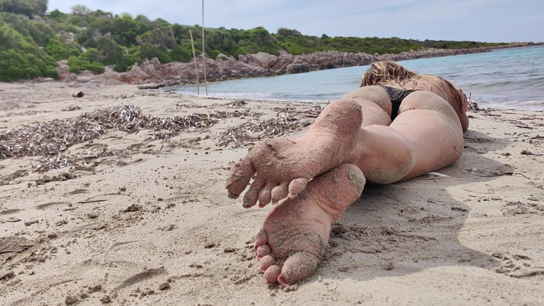 Goddess Lena: Покрита піском і перш за все