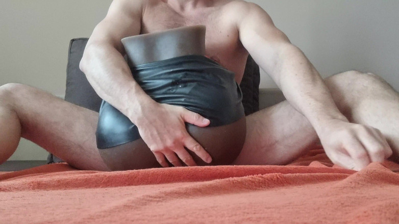 Naxy: Miniskirt kulit kulit dan sesi seluar dalam berkilat