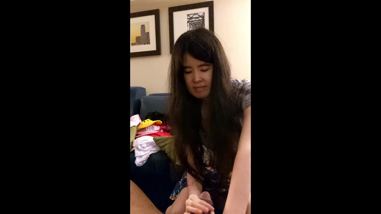 Gentleman Porno: 흑인 자지를 빨아주는 아시아 소녀 옷장