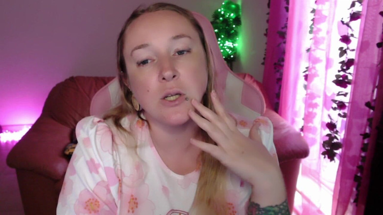 Kisicaxx: Kontol hitam besar memuja pembicaraan kotor