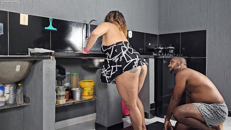 Eliane Furacao: Sexy zadek bere velkého čůráka, zatímco její ruka uvízla v umyvadle...