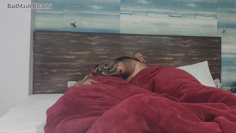 BadMash_Bhabhi: Junge bengalische Pooja Bhabhi mit blauem lippenstift lutschte den schwanz...