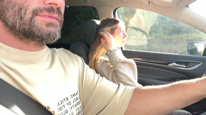 Oliver Strelly: Мила краля і повія смокчуть член свого вітчима в машині