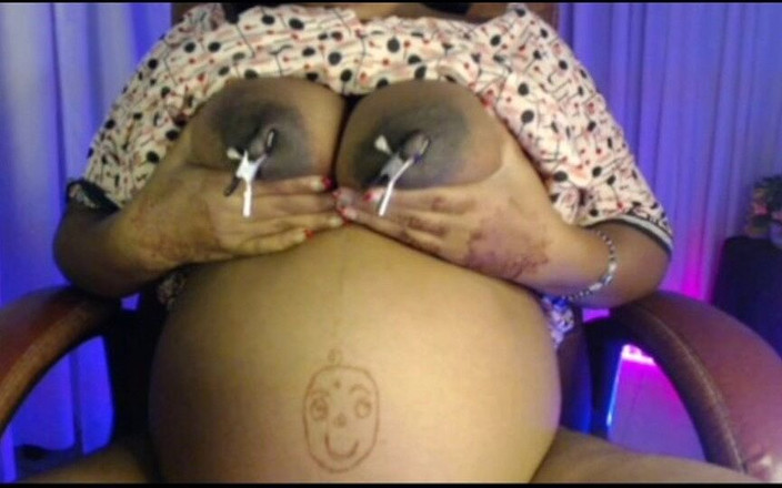 HotGirl21: Затискач сосків 20, палець відсмоктує і смокче