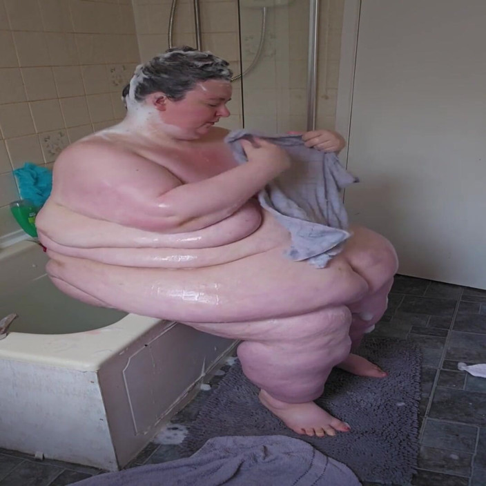 SSBBWLadyBrads: SSBBW incapable de se baigner, partie 2 dans la salle de...
