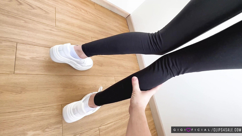 Gigi oficial: 18歳の少女はゆっくりと服を着ると、彼女の理想的なお尻の穴を嗅いだり舐めたりし始めました