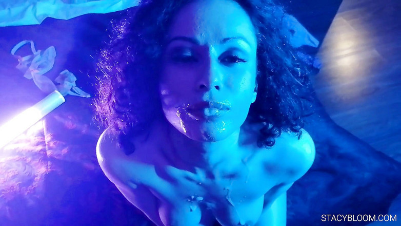 Stacy Bloom: Prsatá holka tvrdě šuká do kundičky a saje obrovský výstřik, hra...