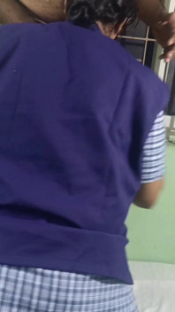 Vysokoškolačka si užívá postel se svým přítelem s vysokoškolským uniformou