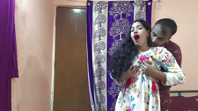 Sona bhabhi: 初めてのセックス、私の大学のガールフレンドが私の家に来て、デジインド人とセックス