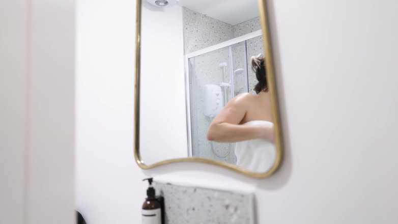 Countess diamond: 복종하는 룸메이트 - 샤워하는 나를 지켜봐