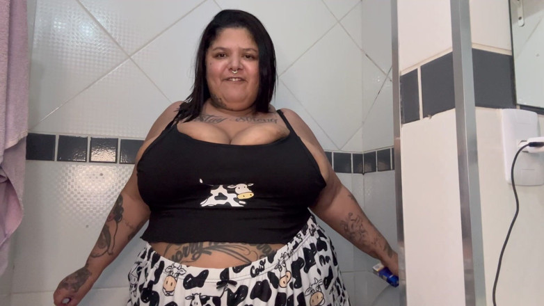 Mary Jhuana: Traviesa grandota fumando y meando en el baño