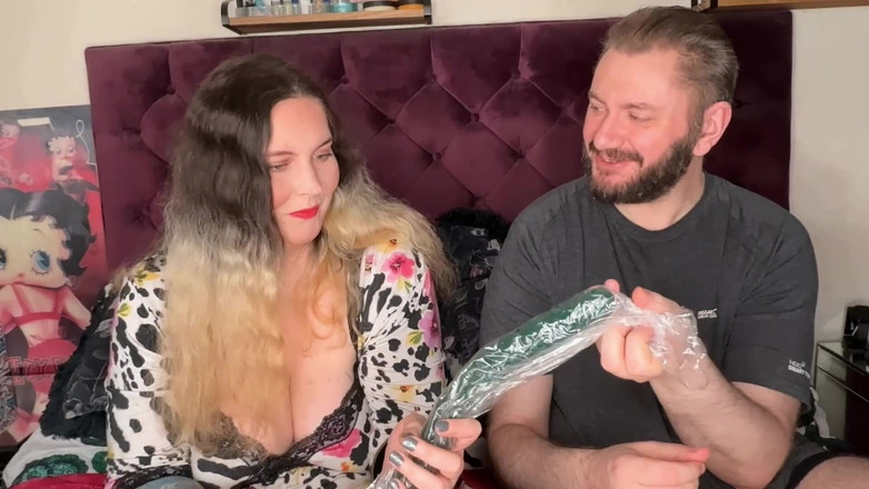 MissFFW: Con điếm lập dị mở hộp lựa chọn đồ chơi mới của...