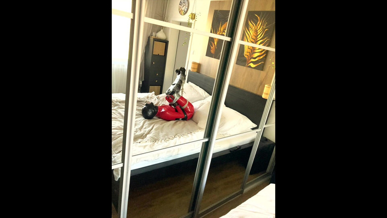 Latex Everest: 빨간 라텍스 하이힐 본딩