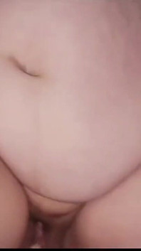 Hamile sürtük evli kadın arkadaşlarının yarağının her yerine fışkırtması gerekiyordu ama tamamen döllenmesini istedi