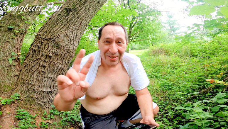 Biggbutt2xl: Biggbutt2xl shows his fat ass in the woods in Hamilton,...